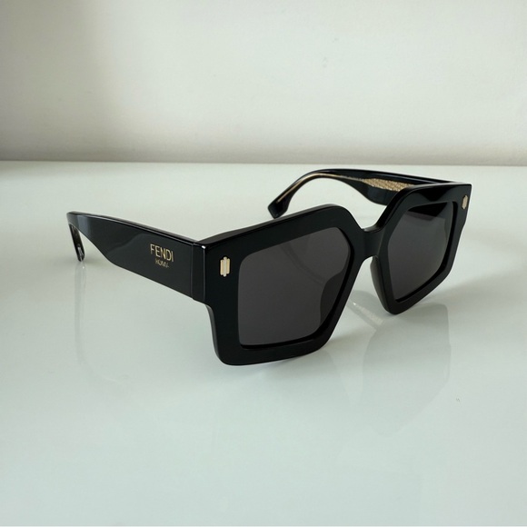 NEW!!! Fendi oversized women sunglasses FE40162I 01A Authentic Retail 460$ - Picture 1 of 7